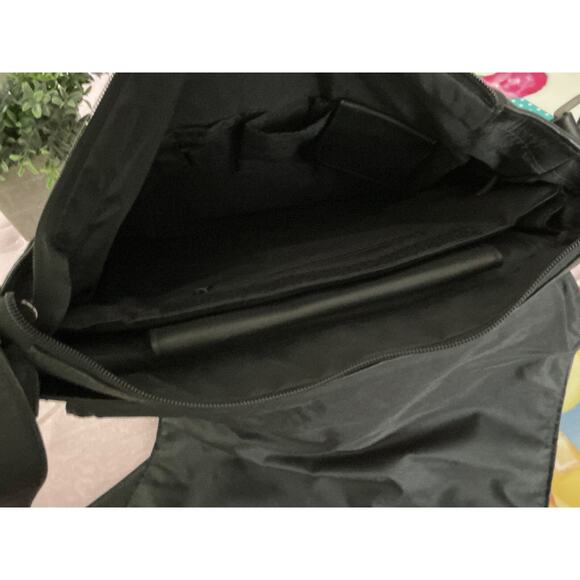 Le Donne Leather Simple Flap Over Crossbody Bag Black - Picture 9 of 16